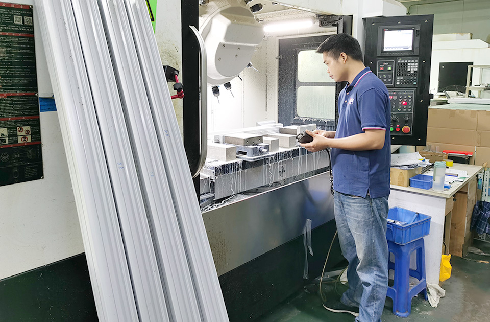 CNC加工鋁型材車(chē)間